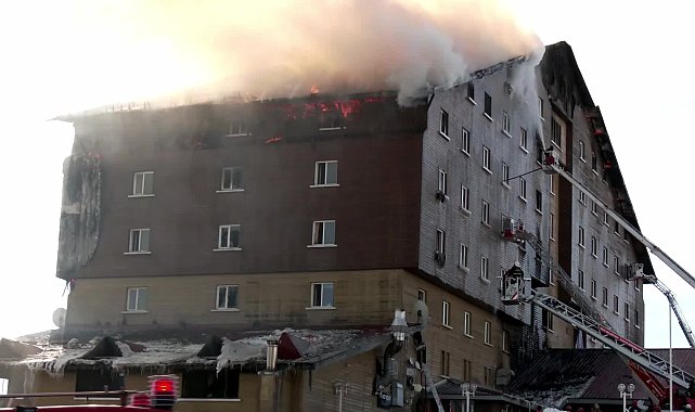 Kartalkaya'daki otel yangını faciası... Çatı katında başlayan yangına müdahale sürüyor - Gündem - Ayandon