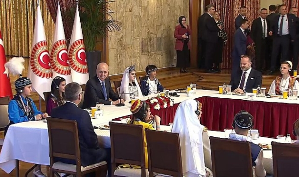 TBMM Başkanı Kurtulmuş, farklı ülkelerden gelen çocukları kabul etti